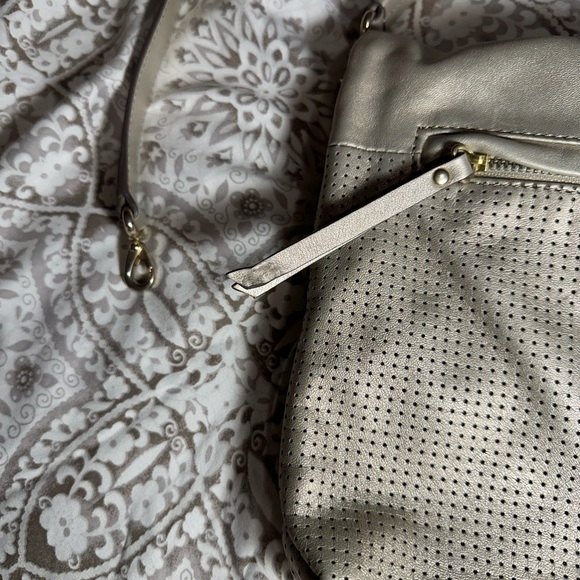 EUC BANANA REPUBLIC GIA CONVERTIBLE CROSSBODY PURSE. Approx 141/4" x 9" x 2". - Picture 3 of 6